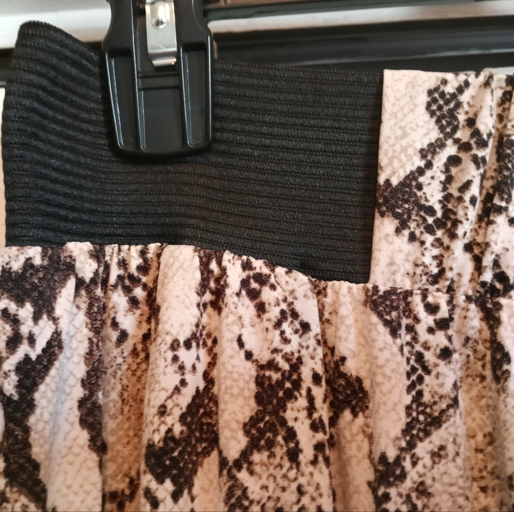 Euc Stylish "Magic Pants" Python Print Palazzo Pa… - image 4